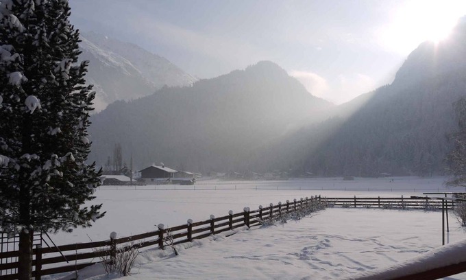 Huben Apartment | Holiday apartment Tyrolean room with tiled stove and dishwasher