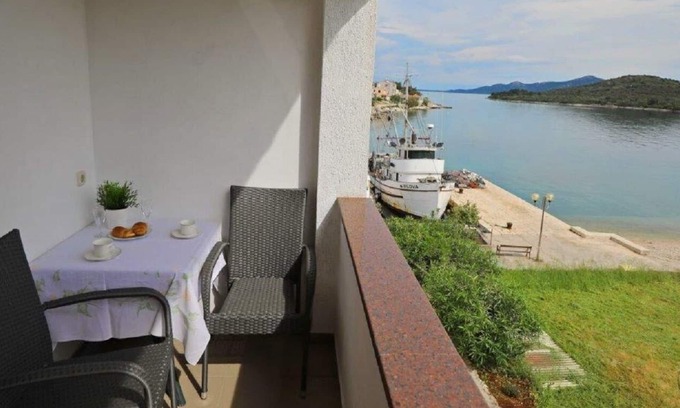 Komoseva Apartment | Holiday apartment Veli Iz for 1 - 3 persons with 1 bedroom - Twin house