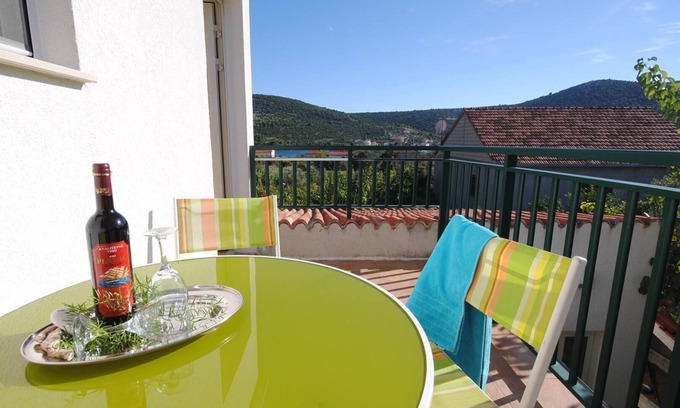 Vinisce Apartment | Holiday apartment Vinišće for 1 - 4 persons with 2 bedrooms - Holiday apartment in one or multi-fami