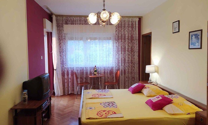 Vinisce Apartment | Holiday apartment with sea view 60 m from the beach