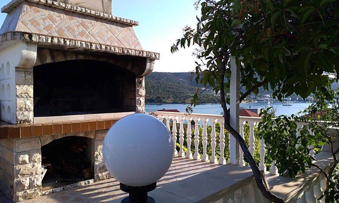 Vinisce Apartment | Holiday apartment with sea view 60 m from the beach