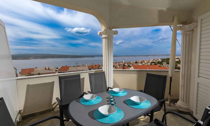 Crikvenica Apartment | Holiday apartment with gallery and panoramic views