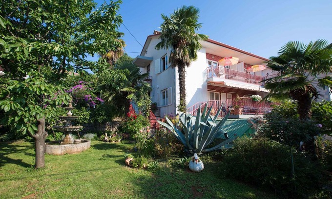 Opric Apartment | Holiday apartment with barbecue and garden