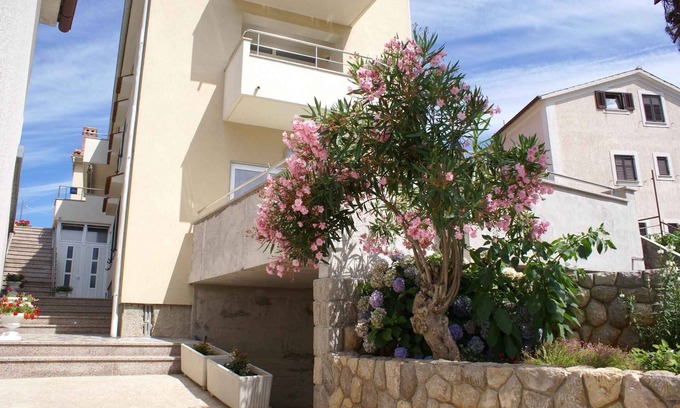 Porat Apartment | Holiday apartment with air conditioning, just 50 meters from the sea