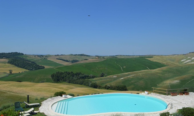 Asciano Apartment | Holiday apartment with swimming pool, strade bianche, swimming pool, view