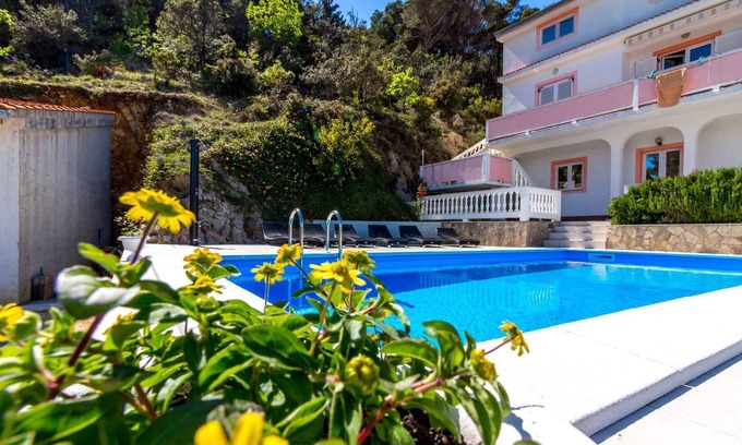 Suha Punta Apartment | Holiday apartment with Pool and Internet