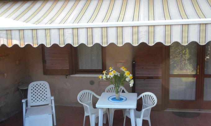 Montioni Apartment | Holiday apartment with private garden in a convenient location to the lake