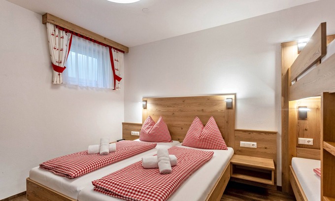Sankt Johann im Pongau Apartment | Holiday flat 'Apartment mit Blick Auf Die Berge' with mountain view, garden and WiFi.