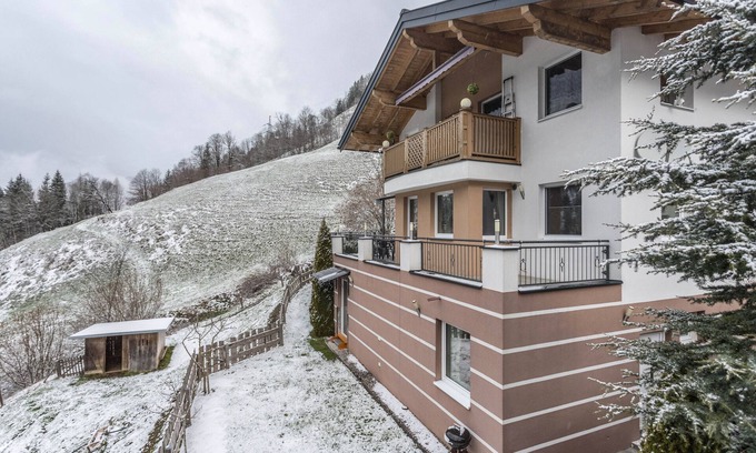 Sankt Johann im Pongau Apartment | Holiday flat 'Chalet Berger' with mountain view, communal garden and WiFi.