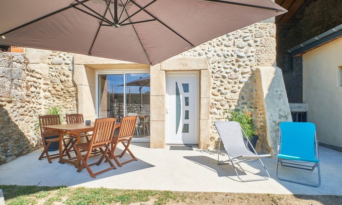 Saint-Hilaire-du-Rosier House | Holiday Home 'La Mottinière' with Private Terrace and Wi-Fi