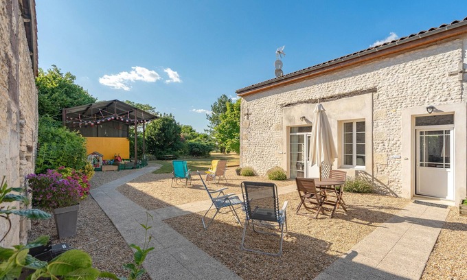 Saint-Seurin-de-Palenne House | Holiday Home 'Myosotis' with Shared Pool, Private Terrace and Wi-Fi