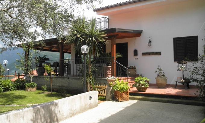 Pimonte House | holiday home a few km from the Sorrento peninsula with garden and parking space