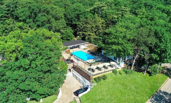 Saugatuck Resort | Holiday Hill Resort "Corner Patio Suite" Unit 703