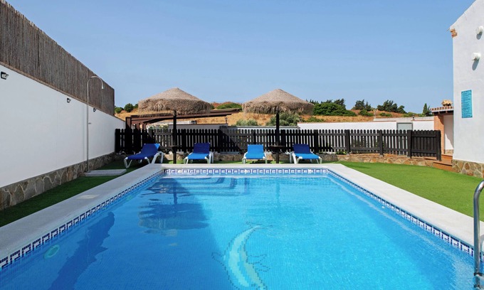 Conil de la Frontera House | Holiday Home 'Alpes 2 Solo Familias' with Private Pool, Shared Terrace and Wi-Fi