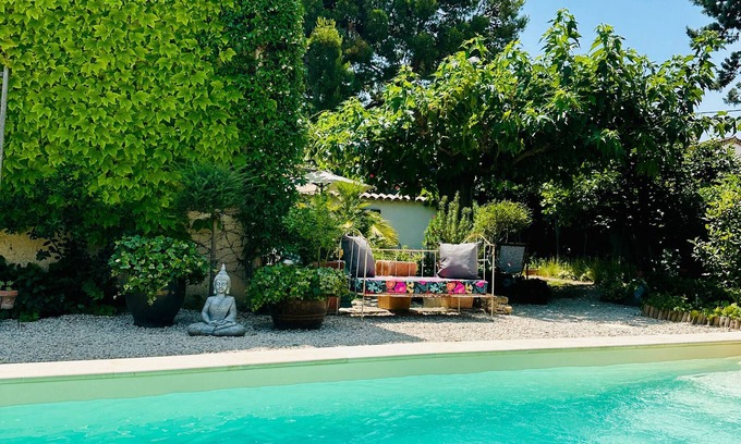 L'Isle-sur-la-Sorgue House | Holiday Home 'Jardin' with Shared Pool, Private Terrace and Wi-Fi