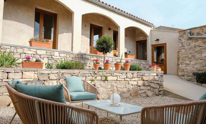 L'Ametlla de Segarra House | Holiday Home 'Comalats' with Private Pool, Private Terrace and Wi-Fi
