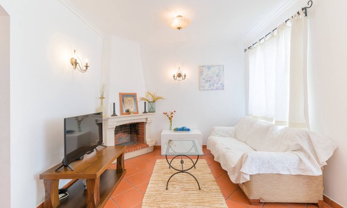 Almograve House | Holiday Home 'Margarida' with Private Terrace, Balcony and Wi-Fi