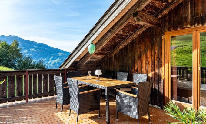 Hainzenberg House | Holiday Home 'A Nett’s Nest' with Mountain View, Shared Terrace and Wi-Fi