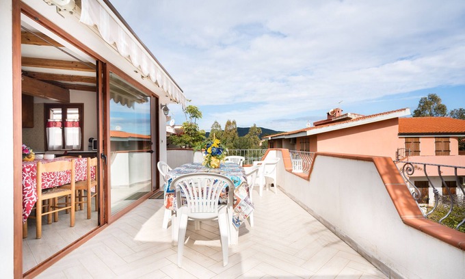 Budoni House | Holiday Home 'Al Mare Da Mémé' with Sea View, Private Terrace and Air Conditioning
