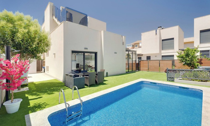 Torrevieja House | Holiday Home 'Azalea II' close to the Sea with Pool & Wi-Fi