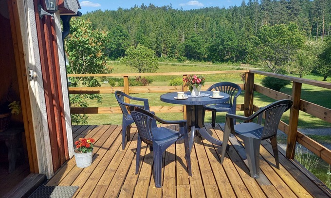 Kungsater House | Holiday home between the lakes Oklången and Mäsen