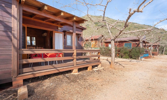 Barx House | Holiday Home 'Cabaña Madera B' with Mountain View, Wi-Fi and Air Conditioning