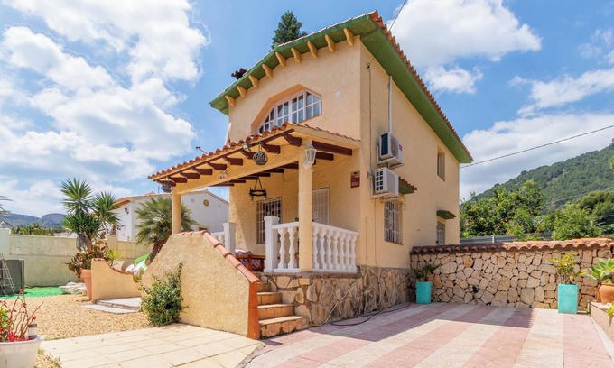 La Canuta Ski Chalet | Holiday Home 'Calpe Chalet' near Beach with Sea View, Mountain View, Pool & Whirlpool