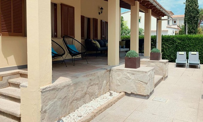 Marina Manresa House | Holiday Home Casa Coromines with Mountain View, Wi-Fi & Terrace