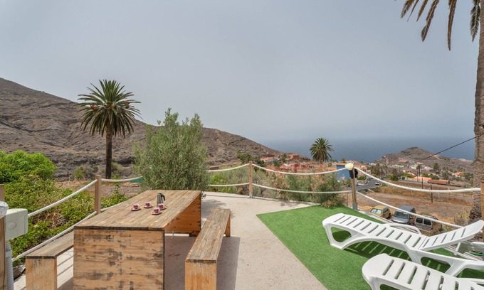 Alojera House | Holiday Home 'Casa Las Niñas' with Sea View, Private Terrace and Wi-Fi