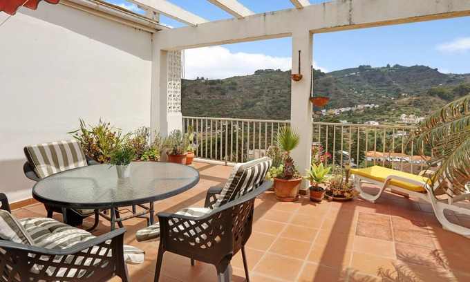Teror House | Holiday Home Casa Marion with Mountain View, Garden & Wi-Fi