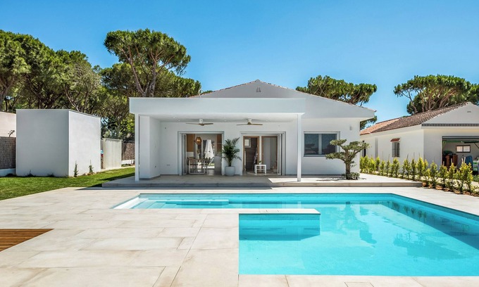 Conil de la Frontera House | Holiday Home "Casa Robert" with Pool, Garden and Wi-Fi