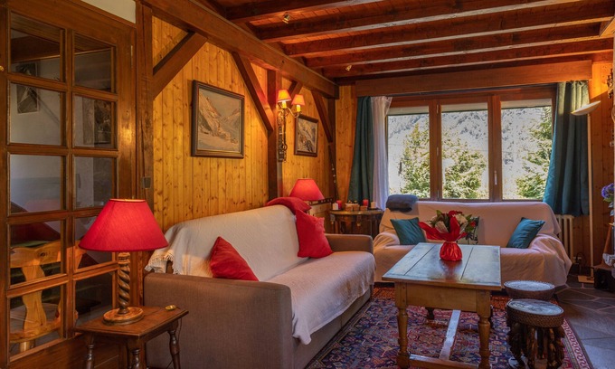 Les Houches Ski Chalet | Holiday Home 'Chalet Le Margouillat' with Mountain View, Terrace & Wi-Fi
