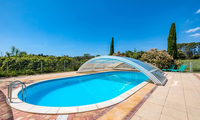 Aspiran House | Holiday Home 'Citron' with Shared Pool, Private Garden and Wi-Fi