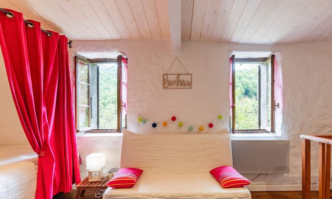 Beaumont House | Holiday Home 'Cœur Ardèche' with Mountain View and Private Garden