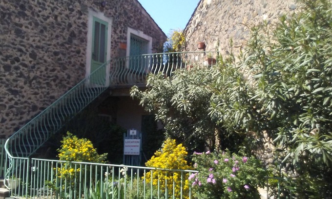 Lacoste House | Holiday Home 'Coustouline' with Private Terrace and Garden