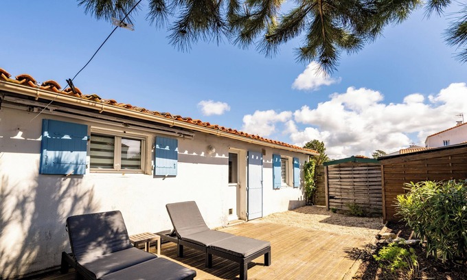 La Faute-sur-Mer House | Holiday Home "De Pêcheur Au Calme" with Private Terrace, Private Garden and Wi-Fi