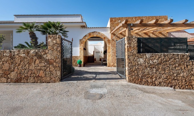 Cornino House | Holiday Home "Dolce Tramonto" Near Beach with Mountain View, Garden & Wi-Fi
