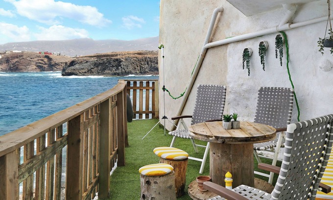 Galdar House | Holiday Home Blekys House on a Cliff with Sea View, Terrace & Wi-Fi