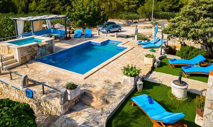 Supetar Villa | Holiday home for 7 guests, with a pool, golf, countryside by the sea