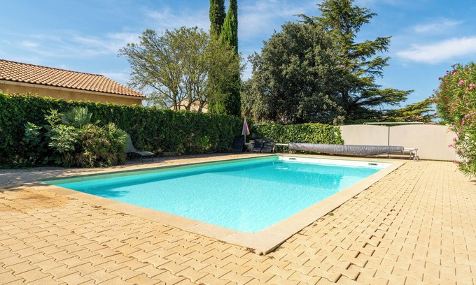 Camaret-sur-Aigues House | Holiday Home 'Grand Gîte De Tante Berthe' with Mountain View, Shared Pool and Wi-Fi