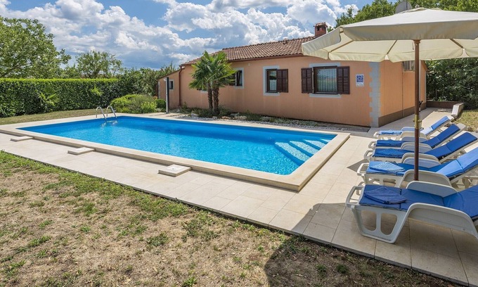 Tinjan Villa | Holiday home Fragola with Outdoor Swimmingpool in Tinjan