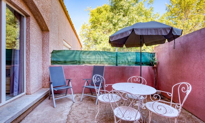 Le Bosc House | Holiday Home 'Gîte Duplex Cour Proche Lac Salagou' with Private Garden and Wi-Fi