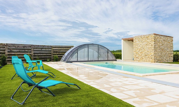 Marans House | Holiday Home 'Gîte Koala' with Private Pool, Wi-Fi and Air Conditioning