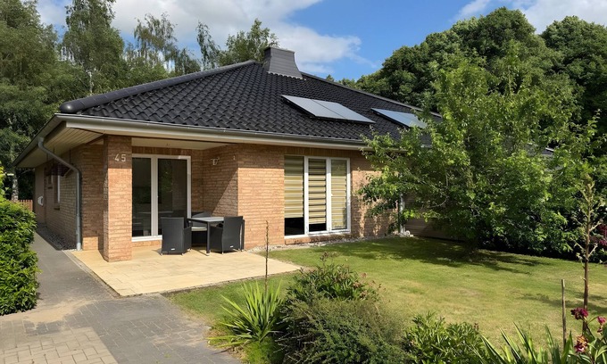 Beselin House | Holiday Home 'Großes Im Grünen -' with Private Terrace, Private Garden and Wi-Fi