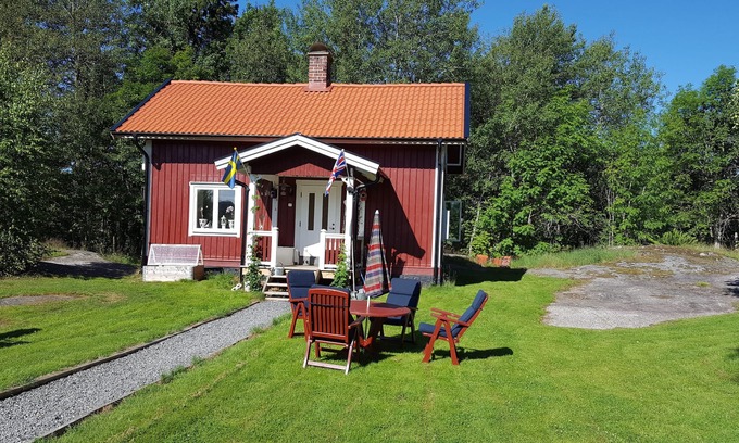 Ammeberg Cottage | Holiday home in Åmmeberg at Vättern with beautiful natural for hiking.