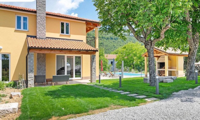 Lanisce House | Holiday Home in Buzet with Terrace