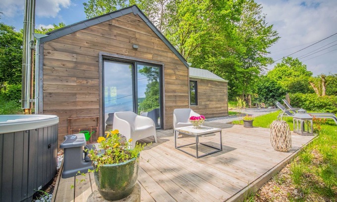 Ferrieres Cottage | Holiday Home in Ferrieres With Garden