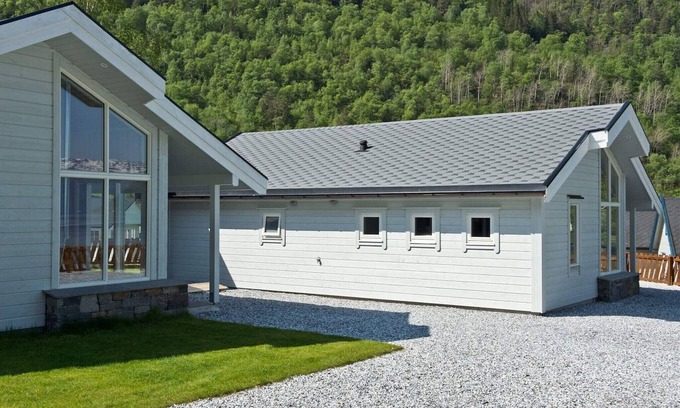 Kinsarvik House | Holiday home in Kinsarvik by the sea