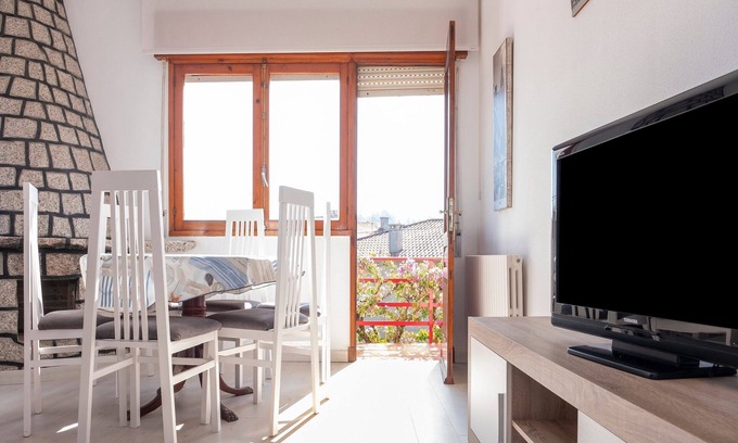 Sanxenxo House | Holiday Home in Sanxenxo Near Beach