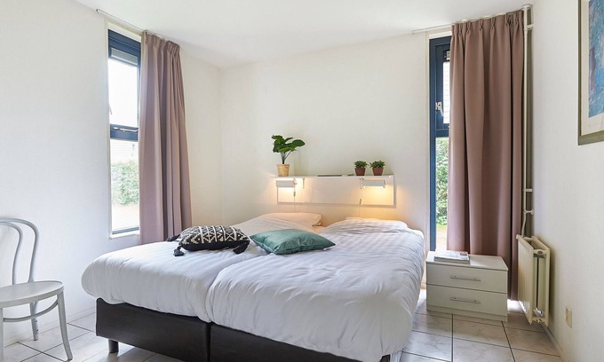 Heinkenszand House | Holiday Home in Zeeland With Spacious Garden